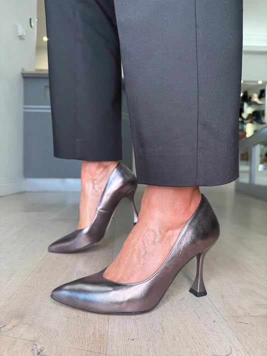 Emis - Metallic Pewter Pointy Toe Court Shoe