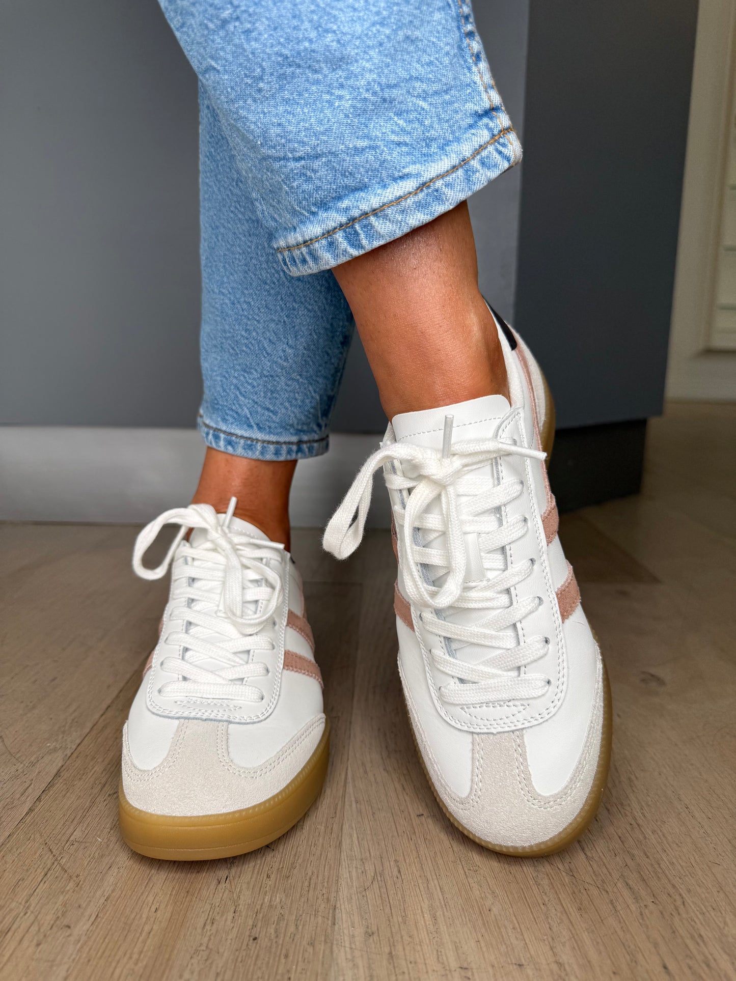 Gola = Viper White Leather Gum Sole Trainers With Dark Brown Trim
