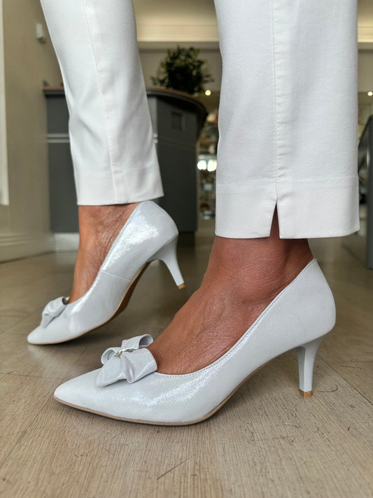 Emis - Silver Shimmer Mid Heel Court Shoe With A Bow Trim