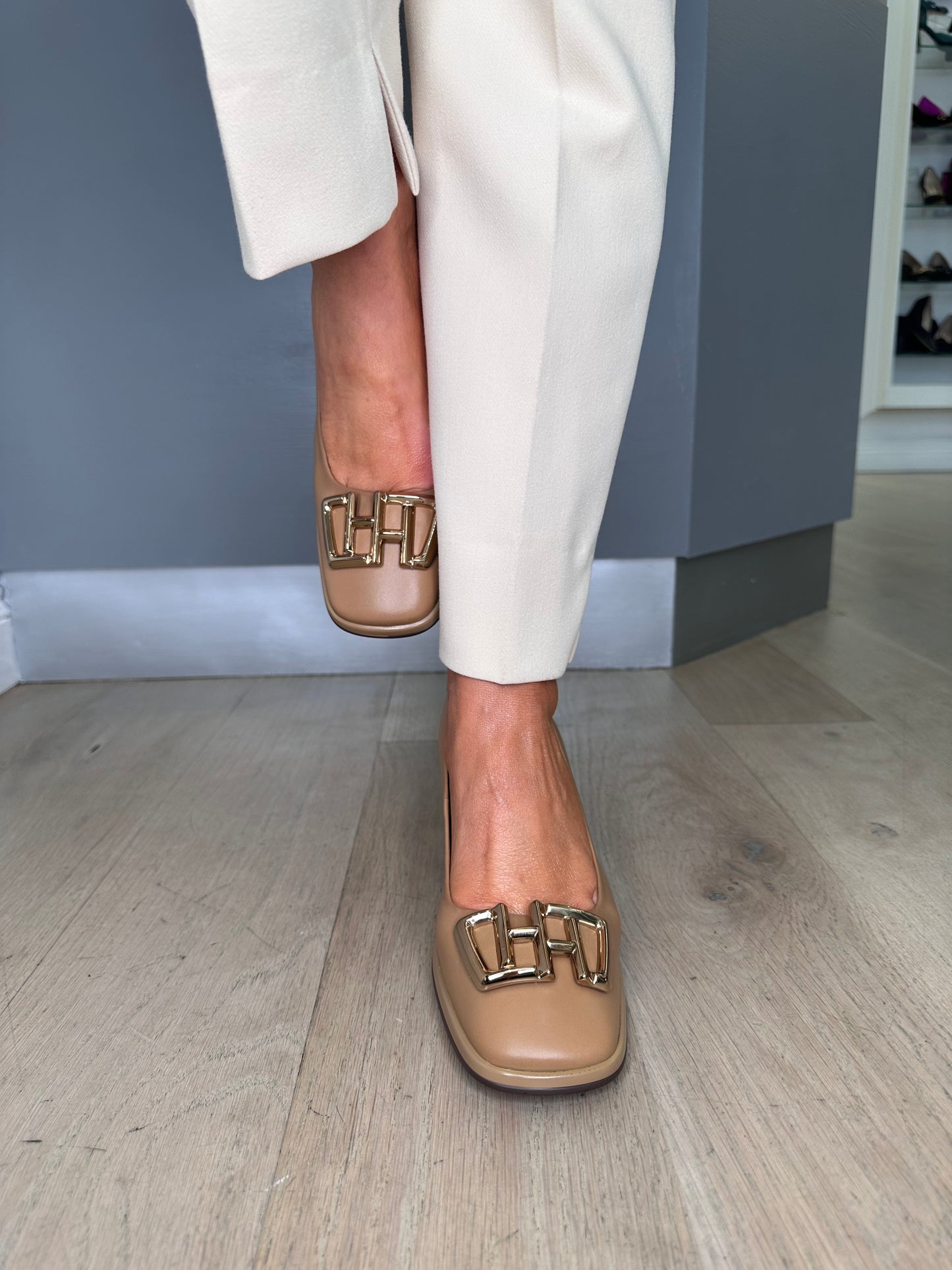 Hispanitas - Rich Camel Court Shoe With Block Heel & Gold Trim