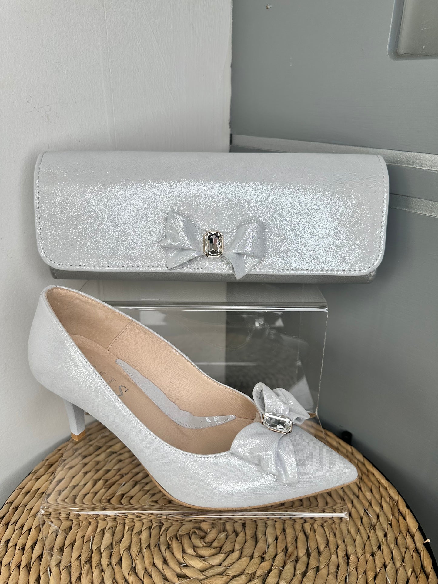Emis - Silver Shimmer Mid Heel Court Shoe With A Bow Trim