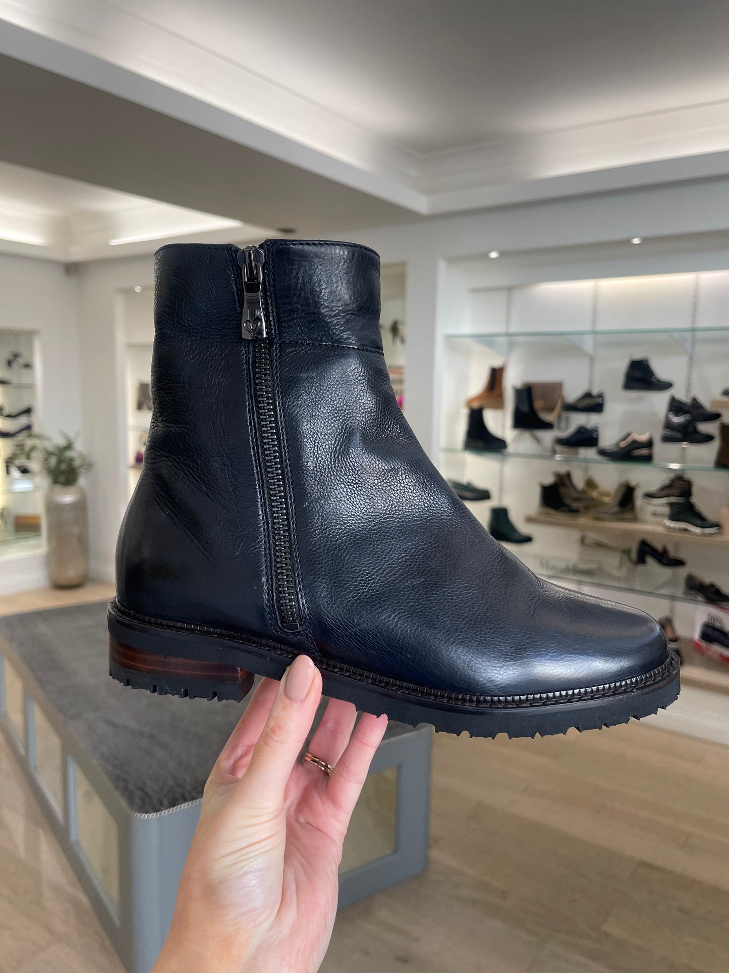 Everybody - Flat Rich Navy Leather Chelsea Boot