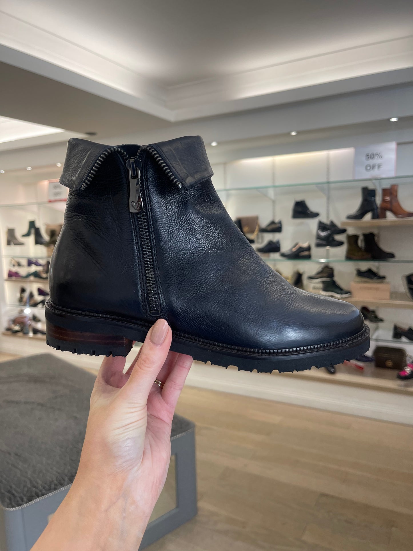 Everybody - Flat Rich Navy Leather Chelsea Boot