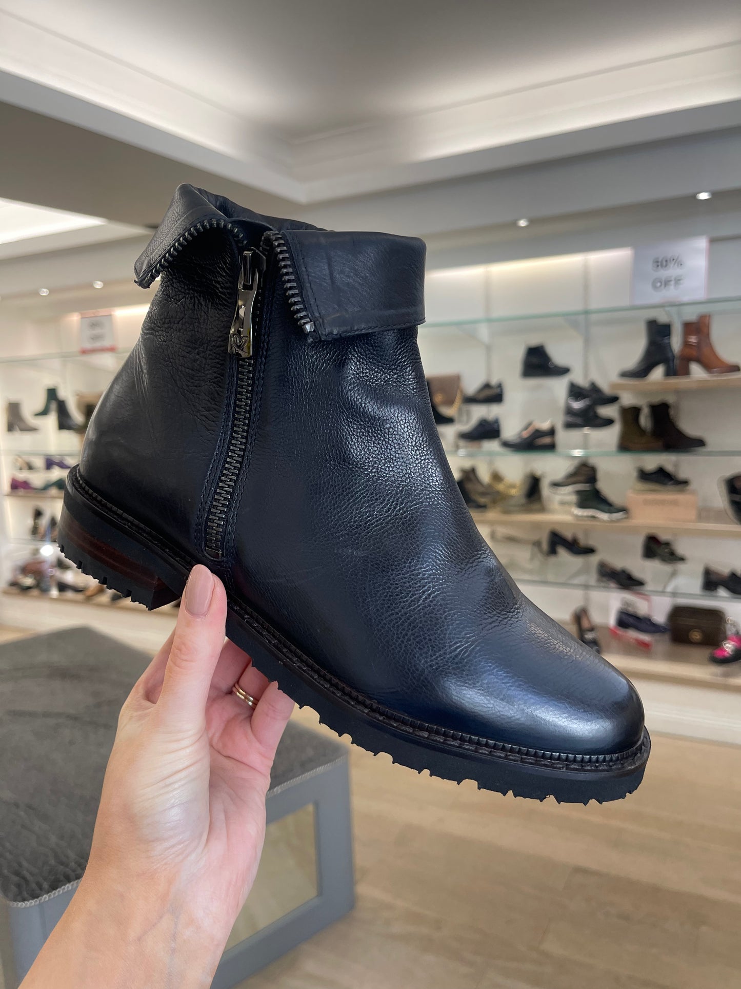 Everybody - Flat Rich Navy Leather Chelsea Boot
