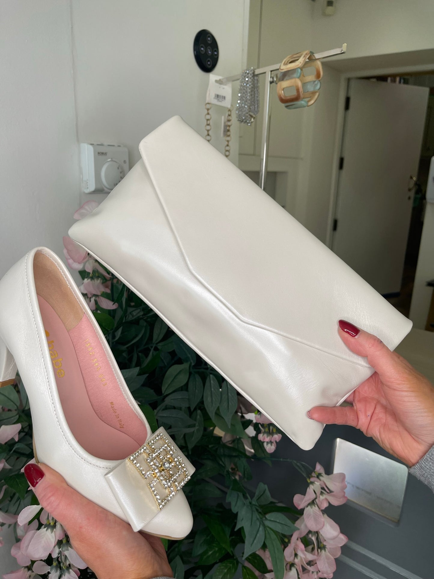 Le Babe - Pearlized Ivory Matching Bag