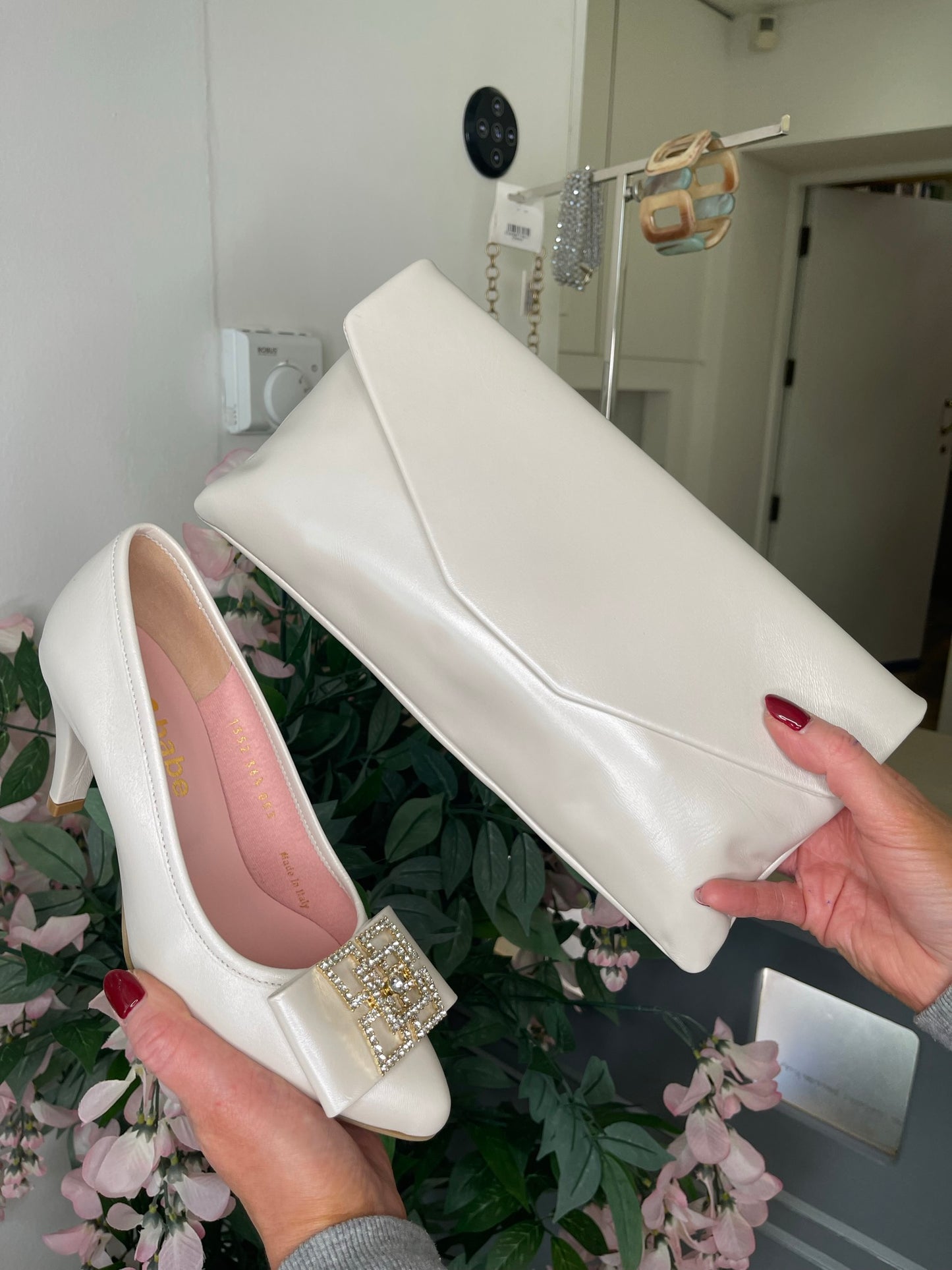 Le Babe – Pearlized Ivory Mid Heel Court With Gold Diamante Trim 1352