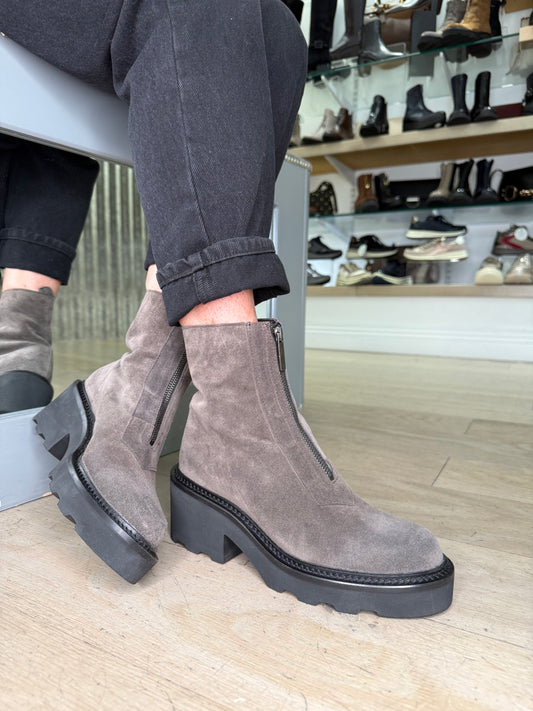 Alpe - Mink Suede Chelsea Boot With Chunky Sole