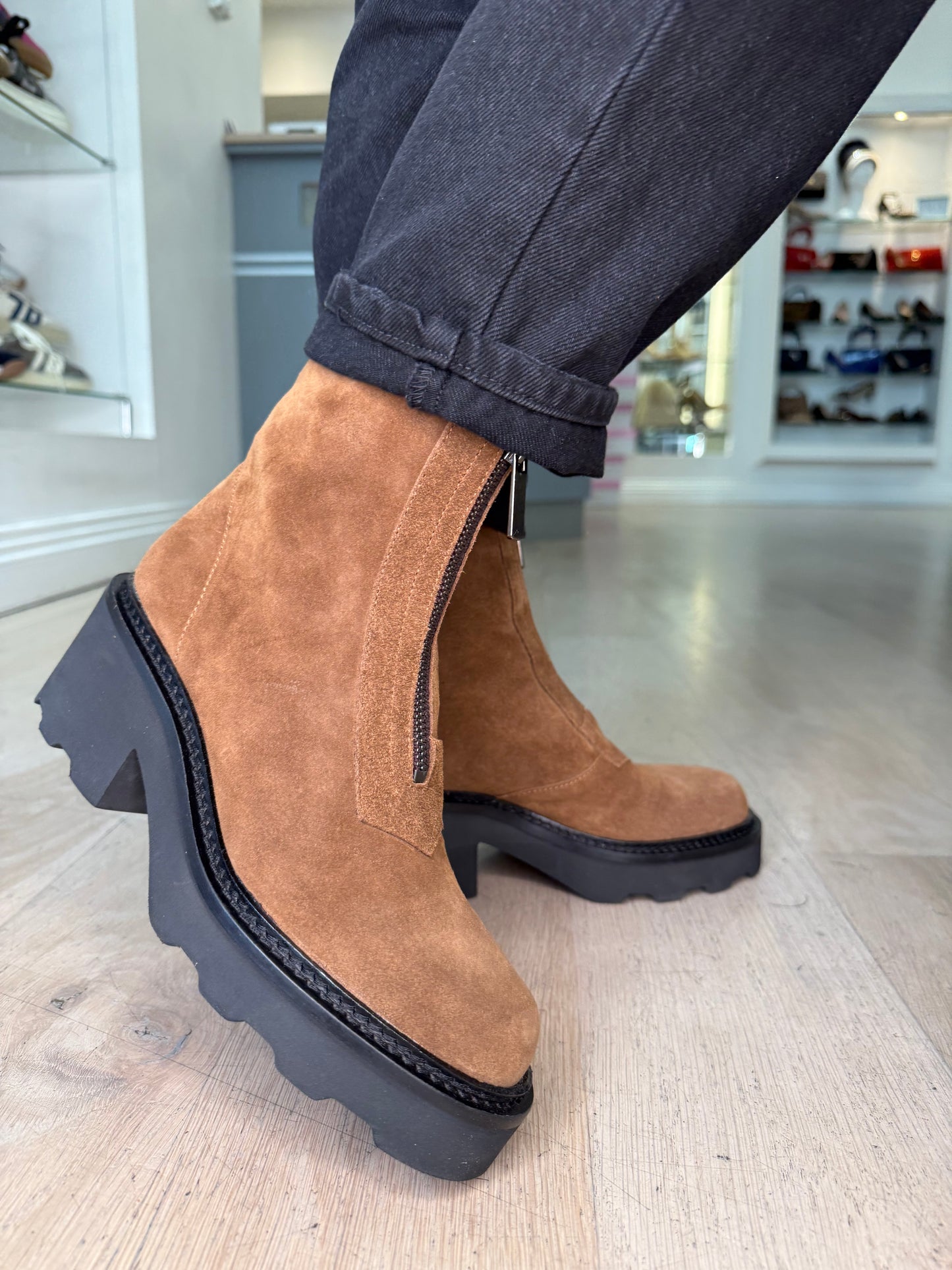 Alpe - Tan Suede Chelsea Boot With Chunky Sole