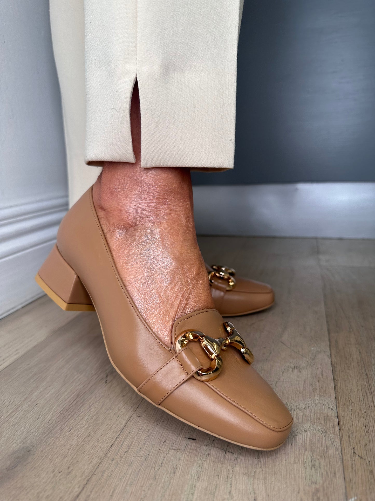 Emis - Classic Camel Loafer With Gold Chain Trim