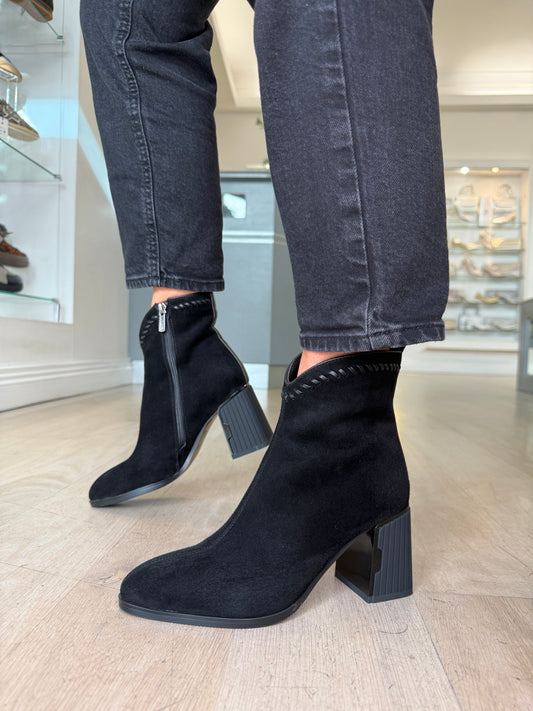 Loretta Vitale - Black Suede Western Style Block Heel Boot