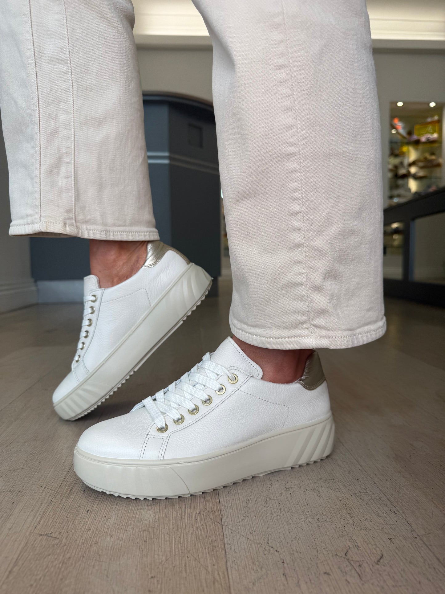 Ara - Butter Soft Cream Grained Leather Lace Up Trainer