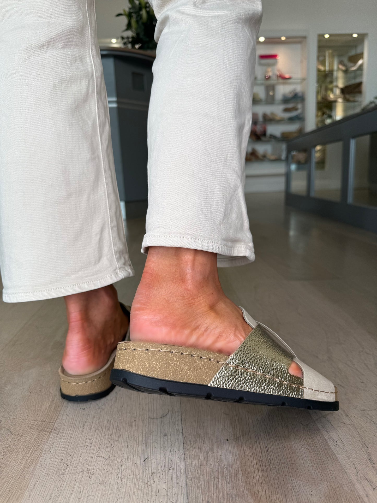 Rohde - Sand Suede/ Metallic Gold Slider