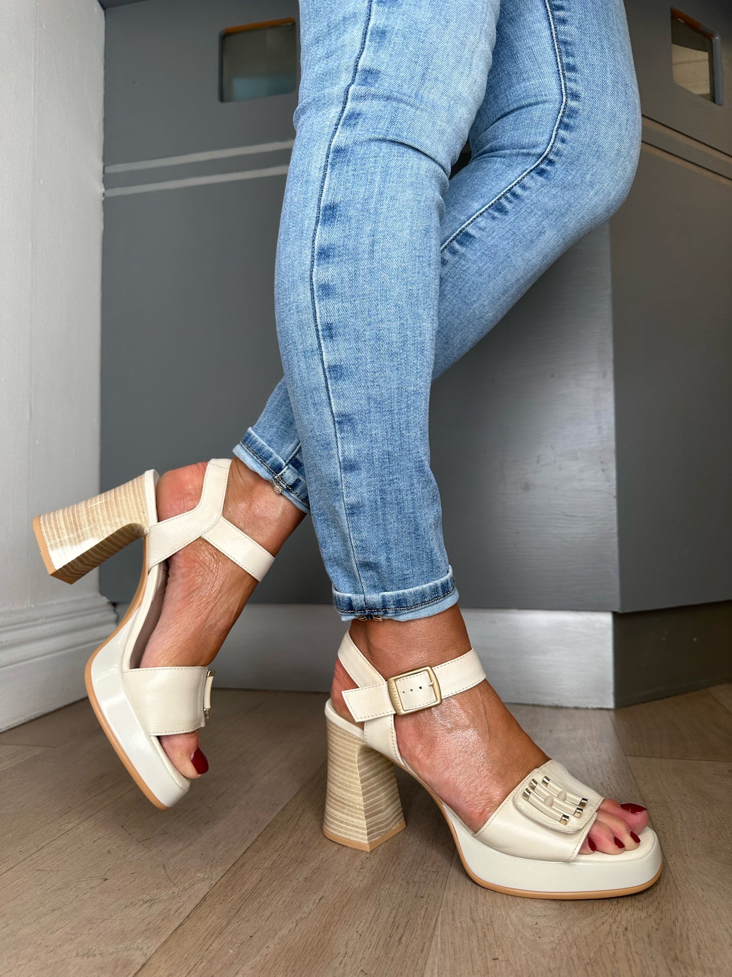 Hispanitas - Rich Cream Block Heel Sandal With Platform Sole