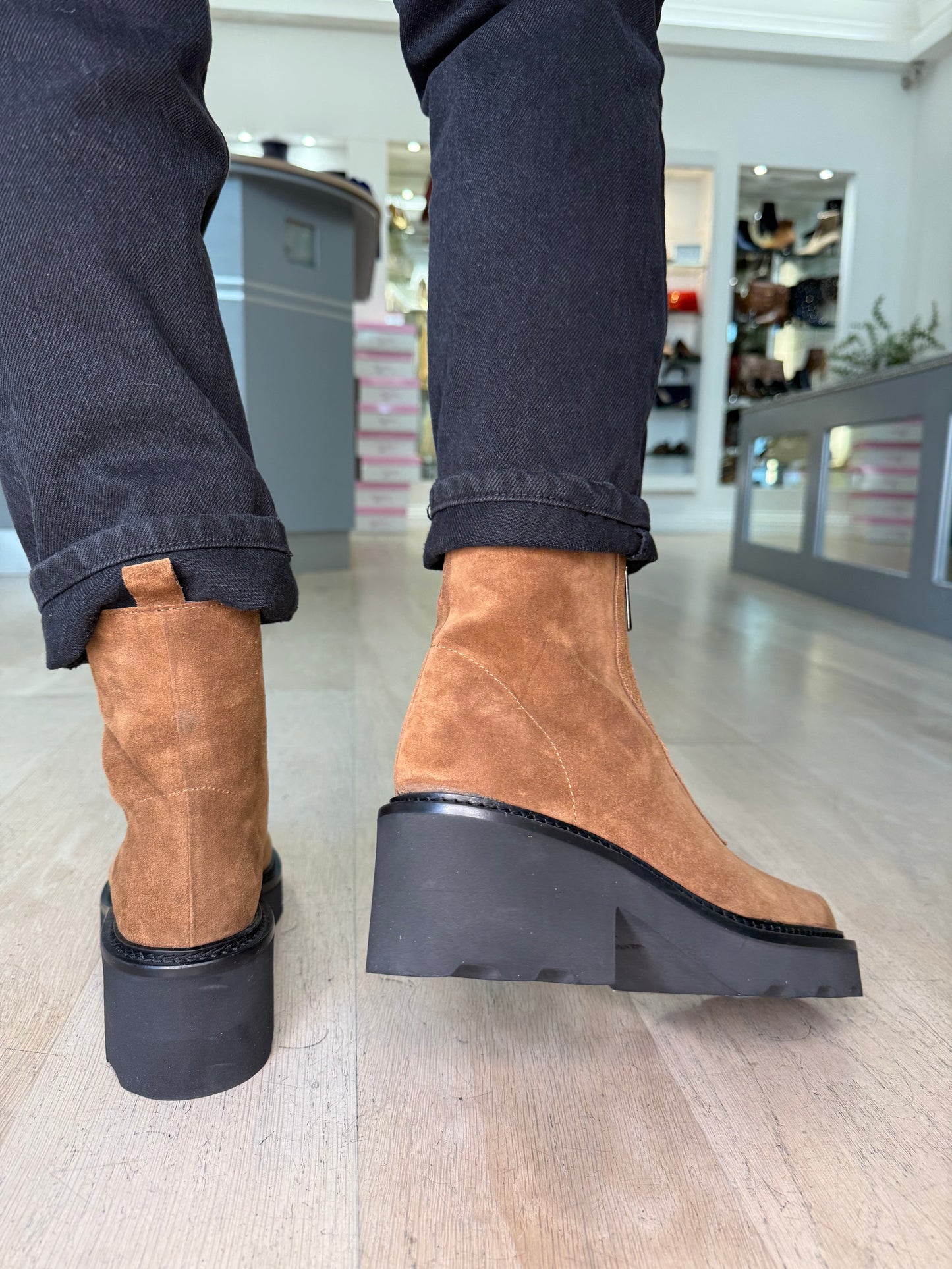 Alpe - Tan Suede Chelsea Boot With Chunky Sole