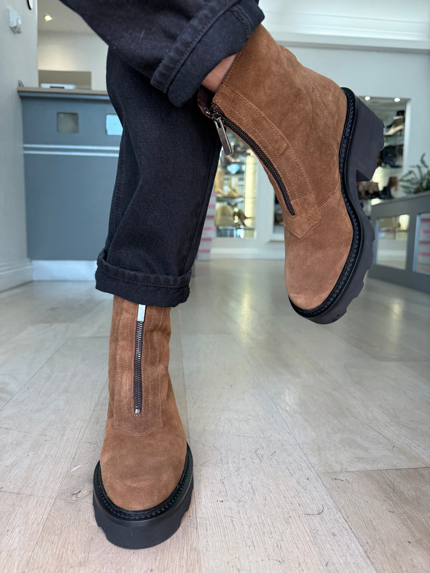 Alpe - Tan Suede Chelsea Boot With Chunky Sole