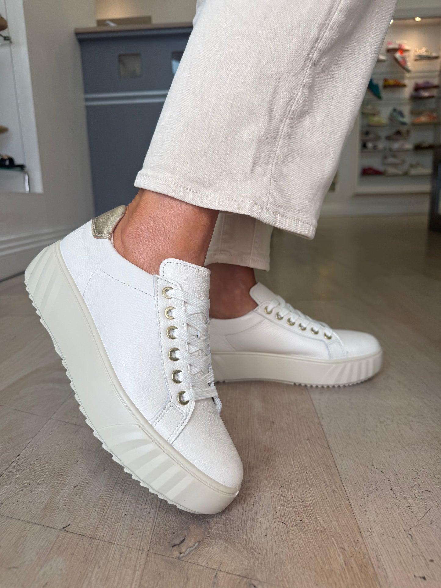 Ara - Butter Soft Cream Grained Leather Lace Up Trainer