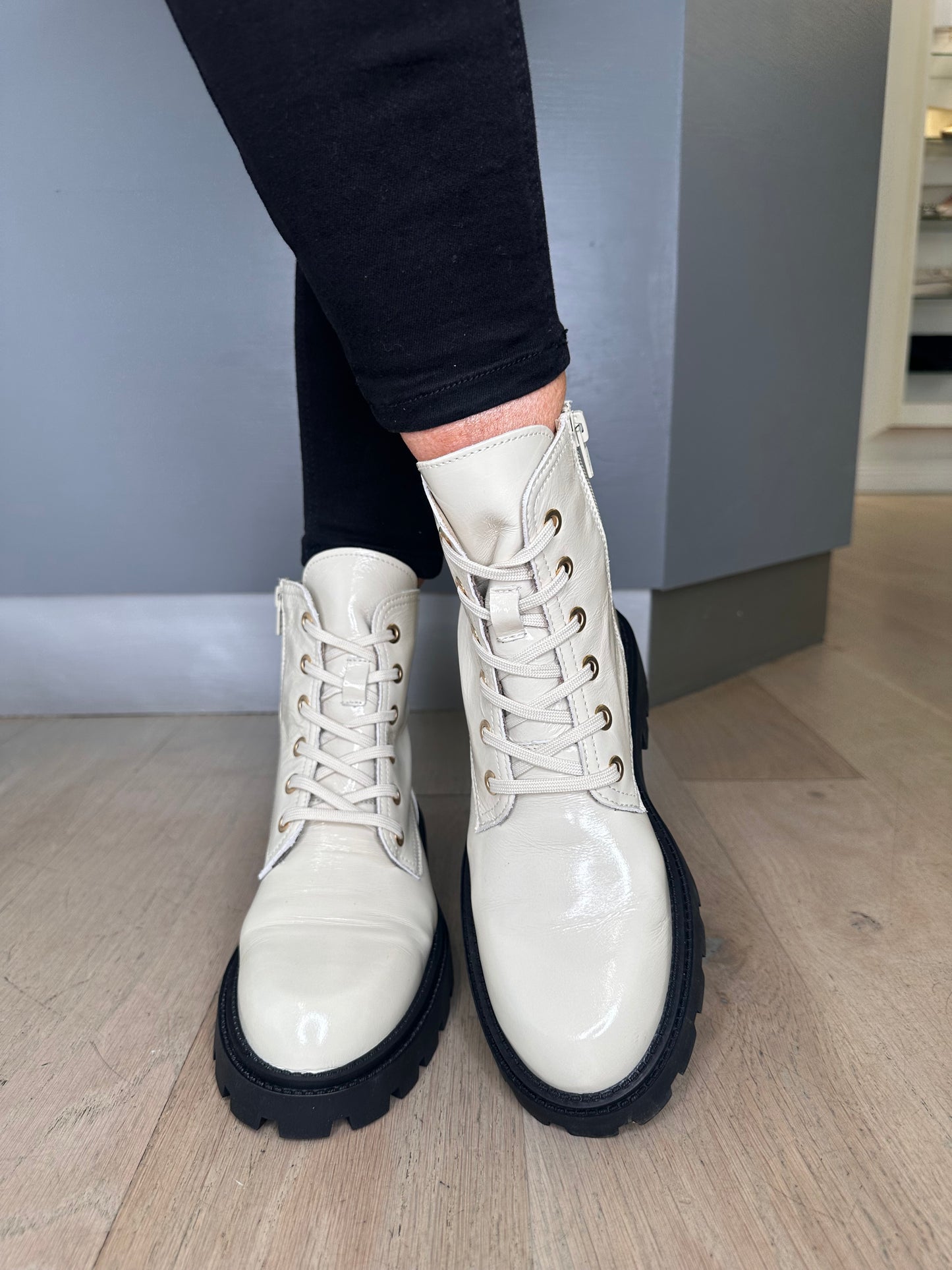 Alpe - Cream Flexy Soft Shine leather Chunky Sole Lace Up Boot