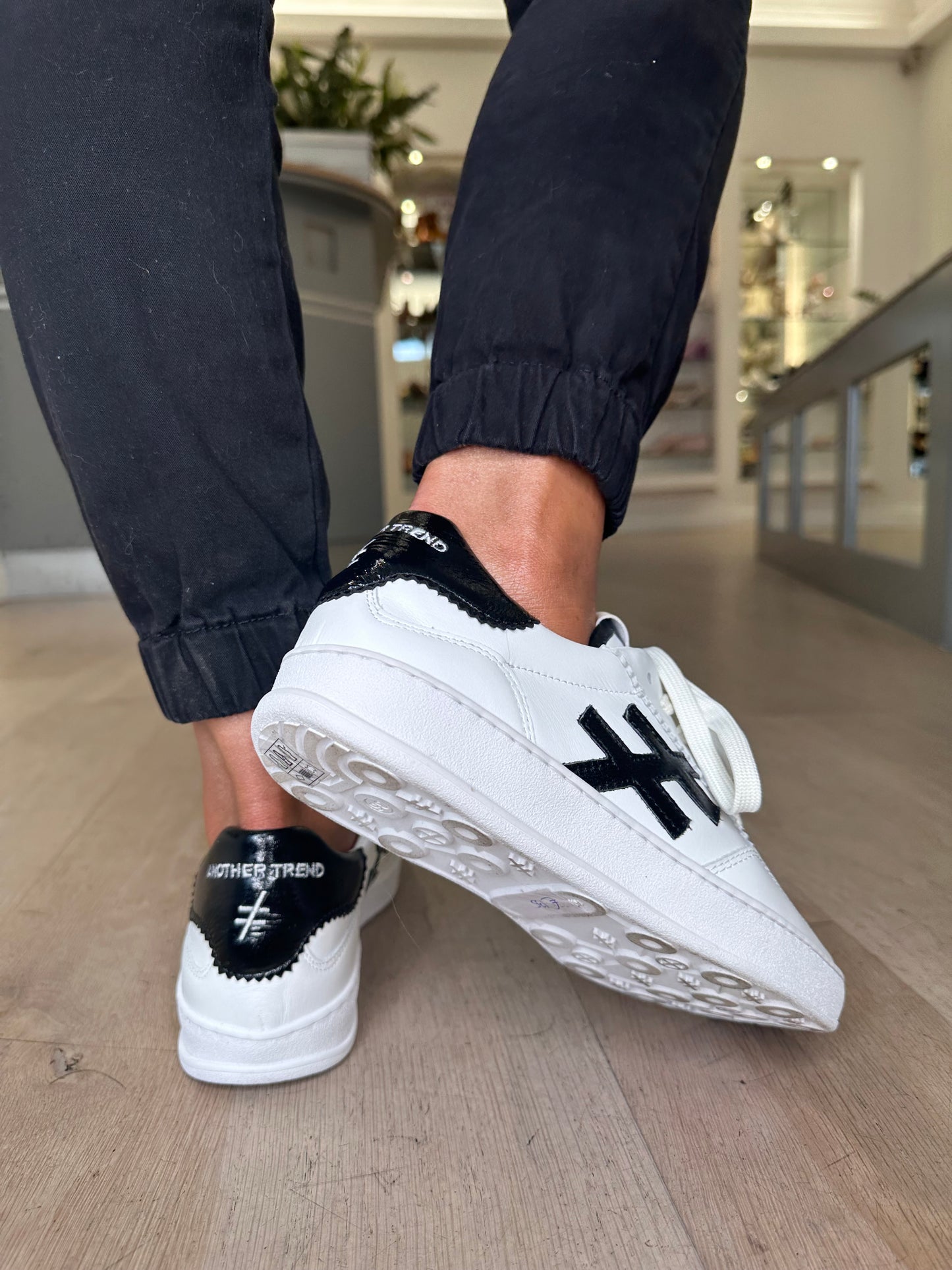 Alpe (Another Trend) - White/Black Trim Trainer