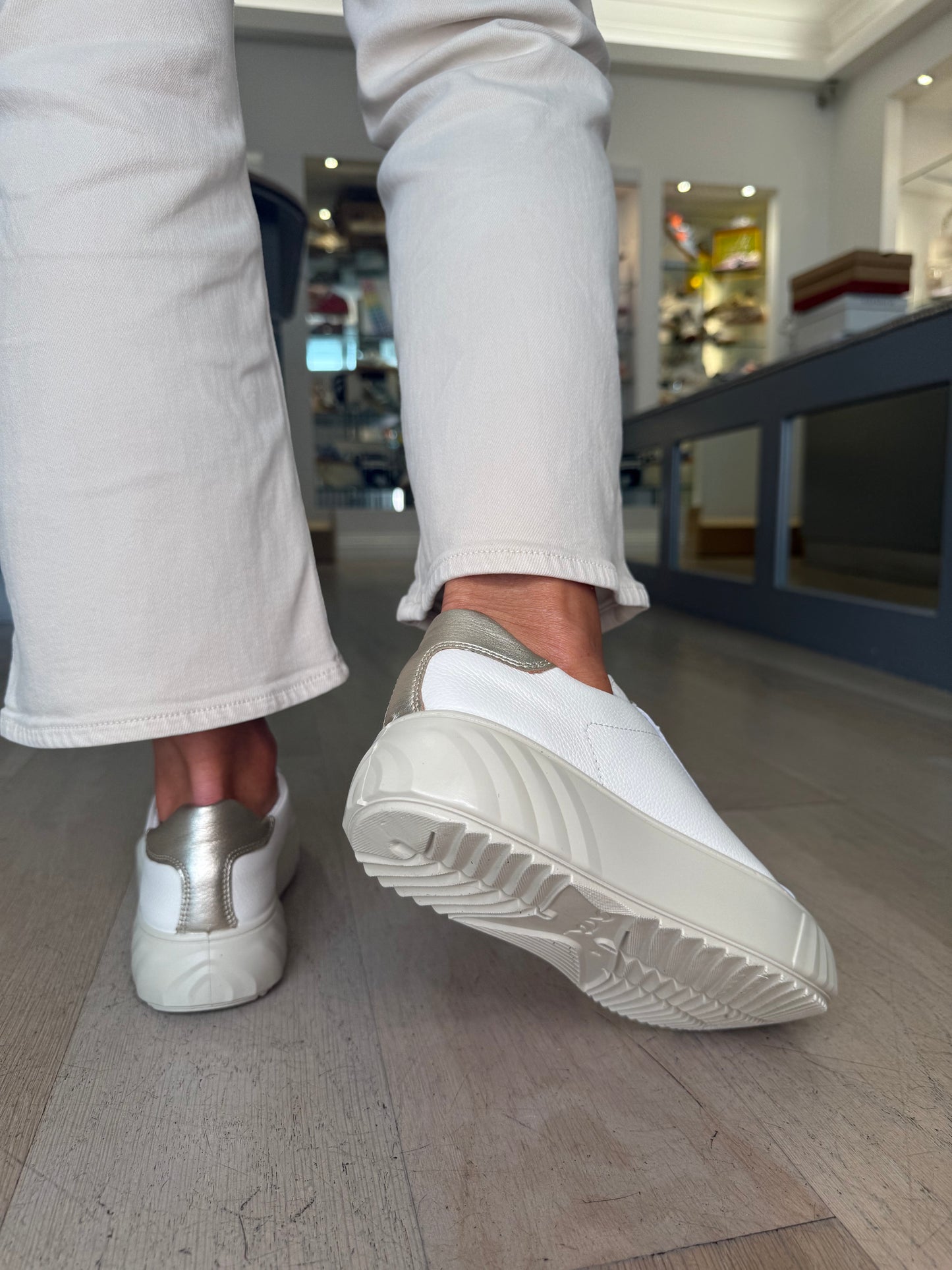 Ara - Butter Soft Cream Grained Leather Lace Up Trainer