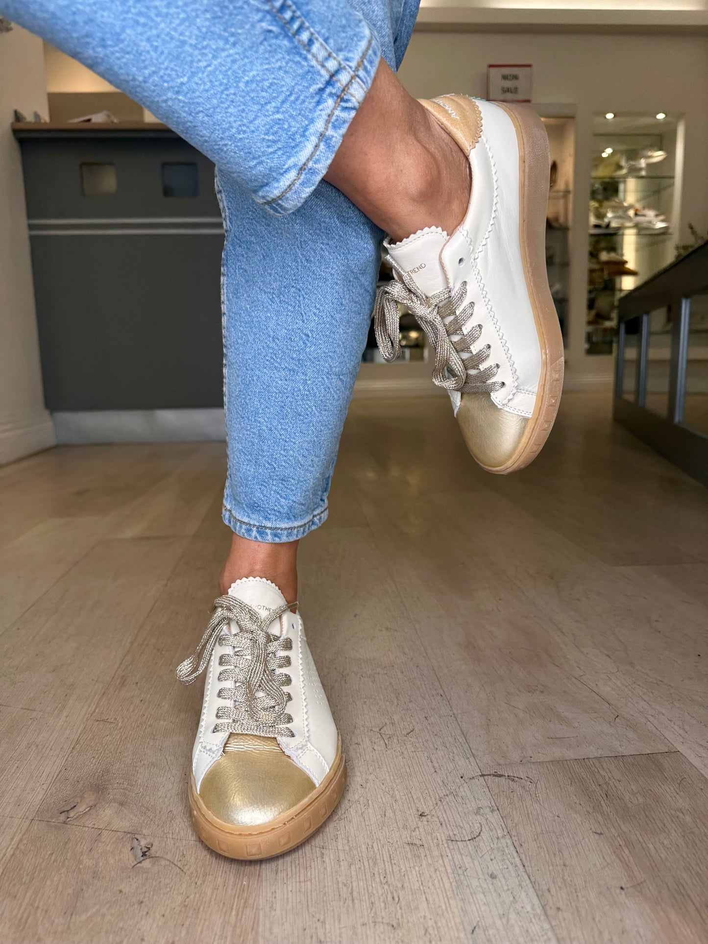 Another Trend - Rich Cream Leather Lace Up Trainer With Metallic Gold Toe