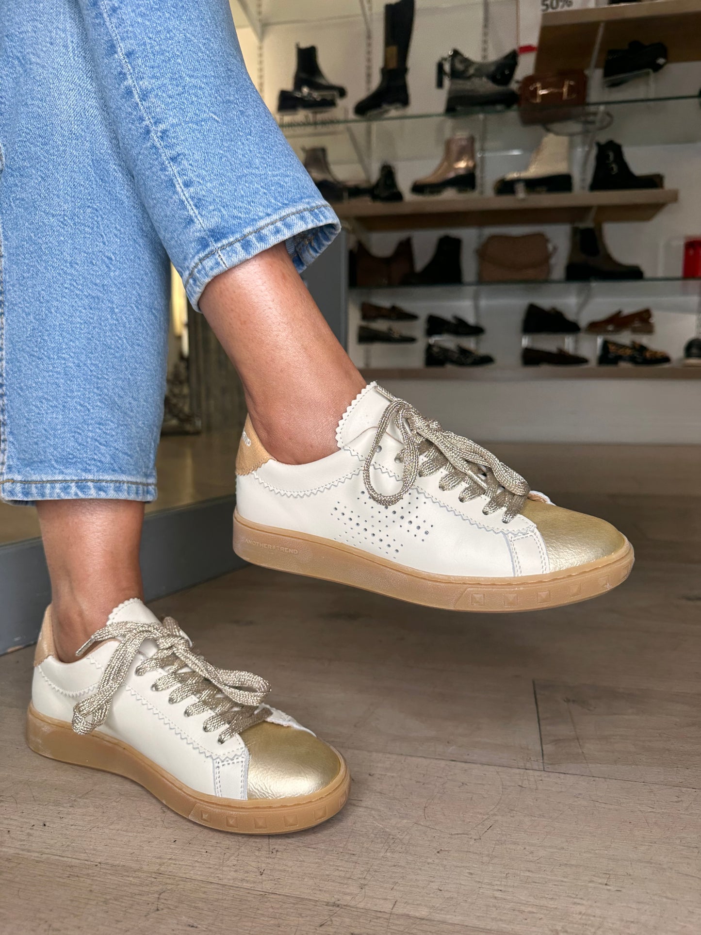 Another Trend - Rich Cream Leather Lace Up Trainer With Metallic Gold Toe