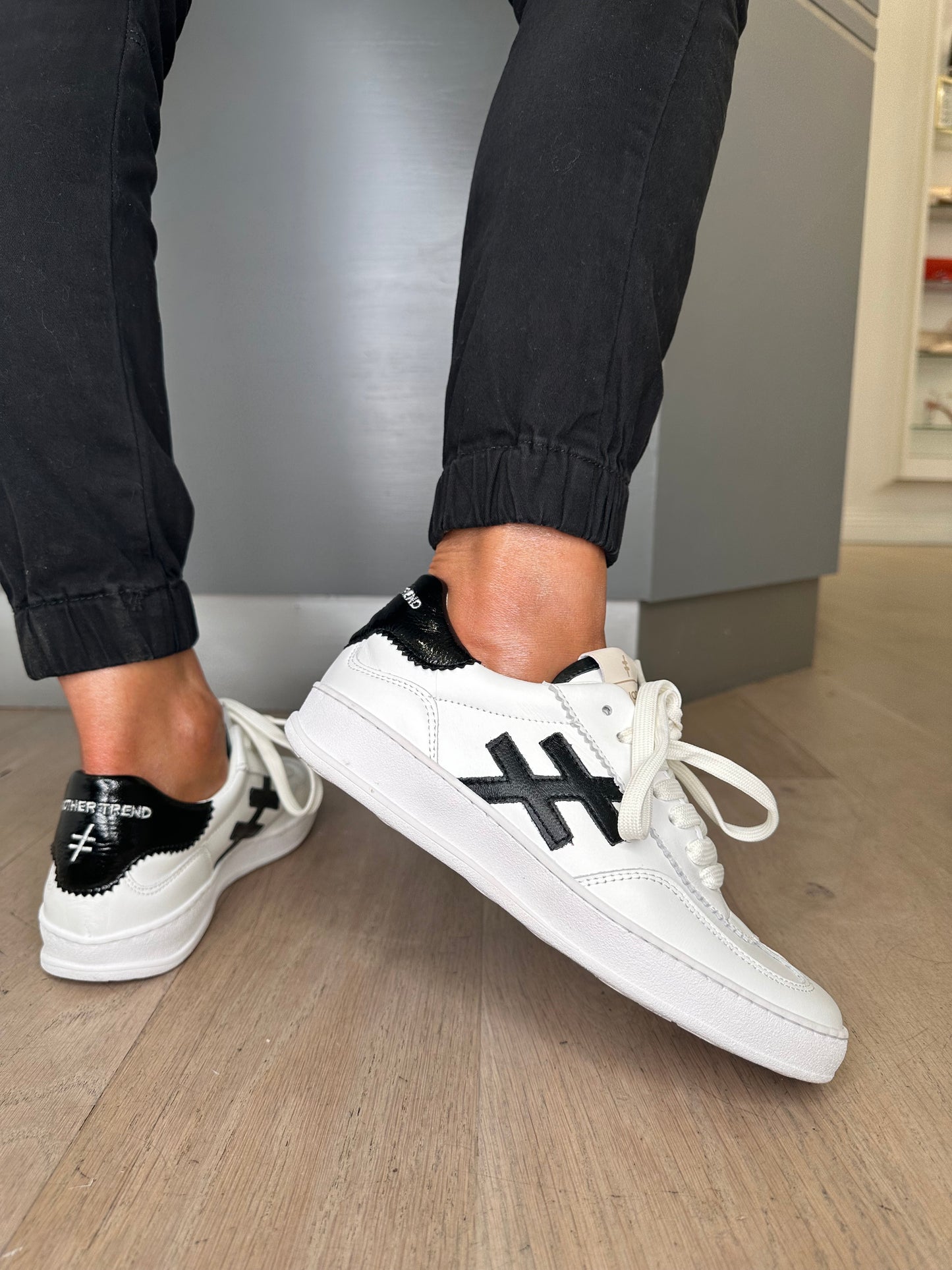 Alpe (Another Trend) - White/Black Trim Trainer
