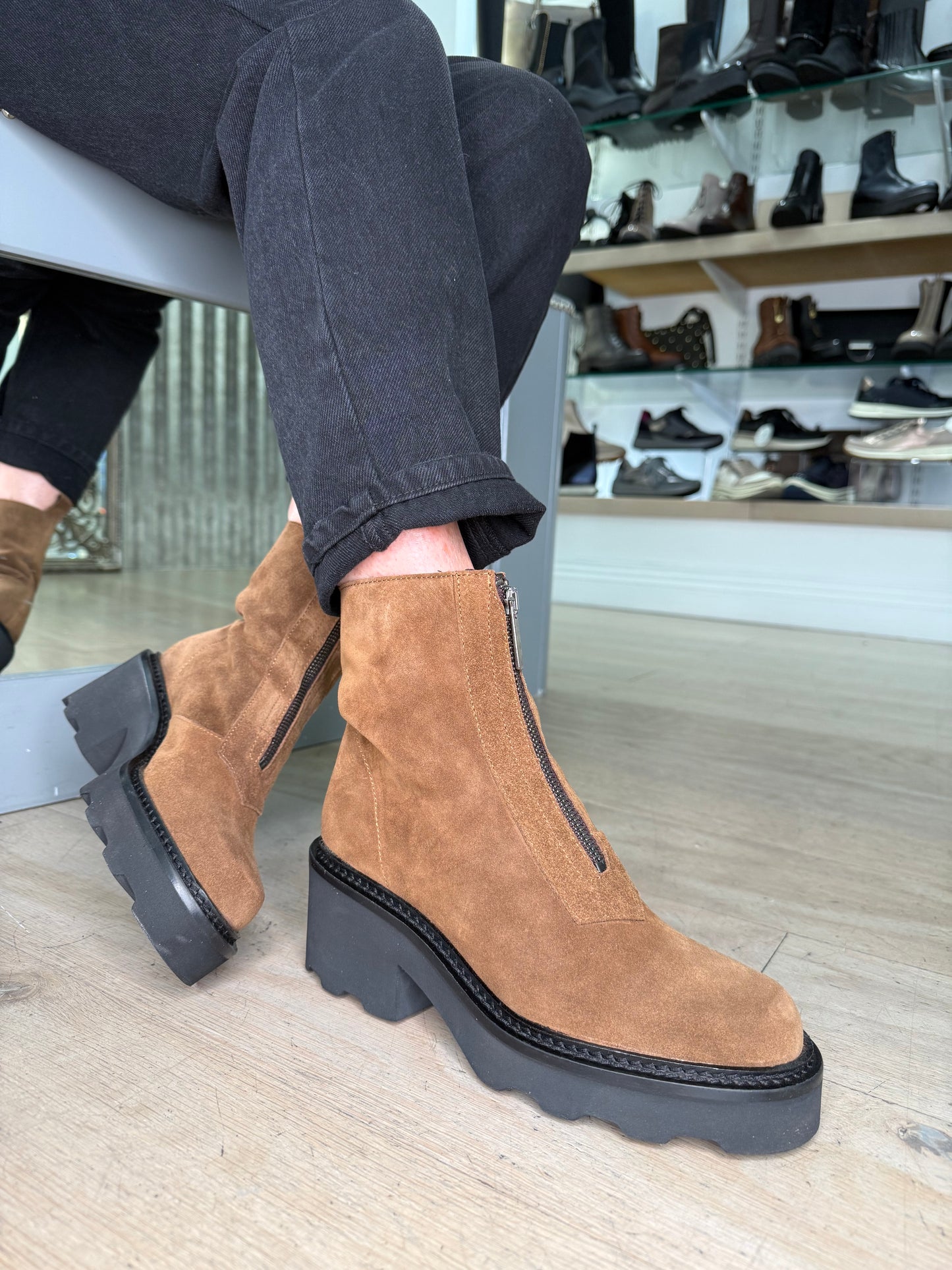 Alpe - Tan Suede Chelsea Boot With Chunky Sole