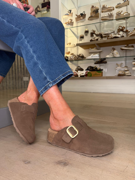 Yokono - Rich Mocha Brown Platform Mule Clog With Matt Gold Buckle Trim