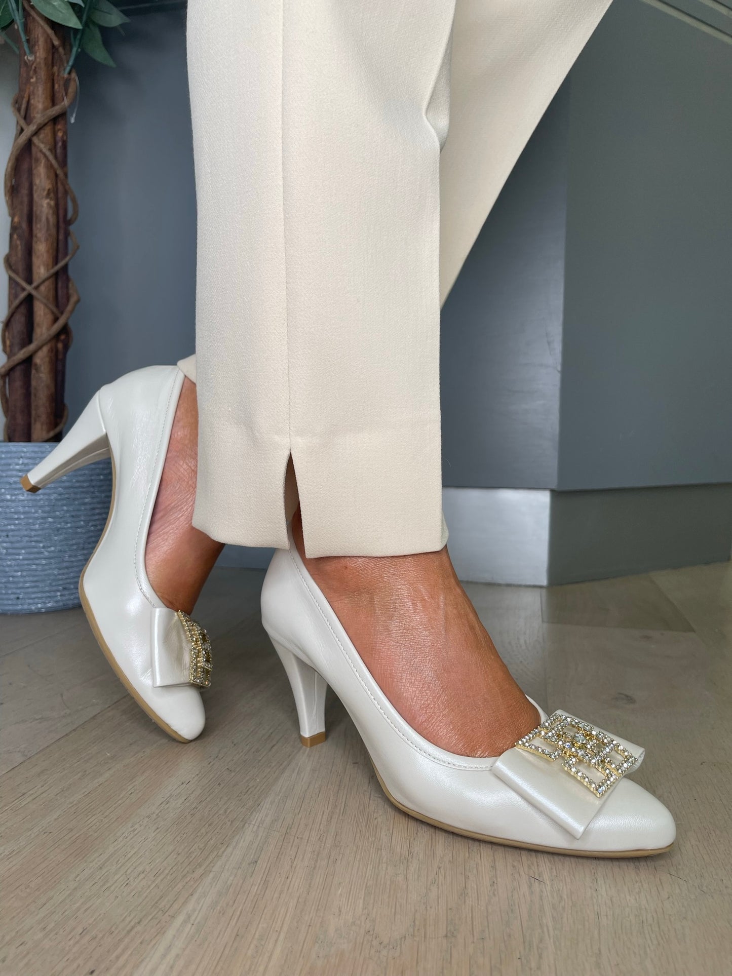 Le Babe – Pearlized Ivory Mid Heel Court With Gold Diamante Trim 1352